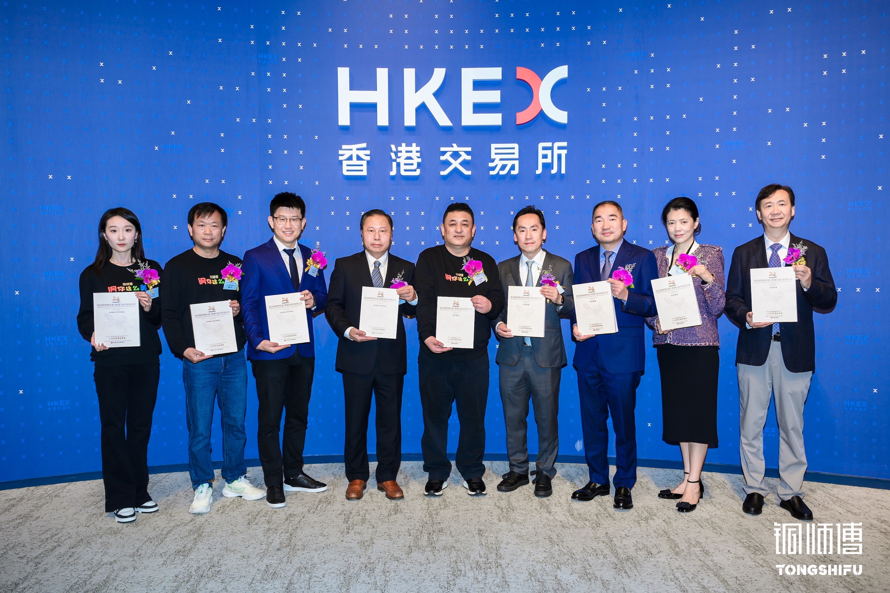 At the Tongshifu listing ceremony at HKEX on March 31, 2026: Evermark chairman, 4th from left; Tongshifu founder, center; and Evermark CEO, 2nd from right.